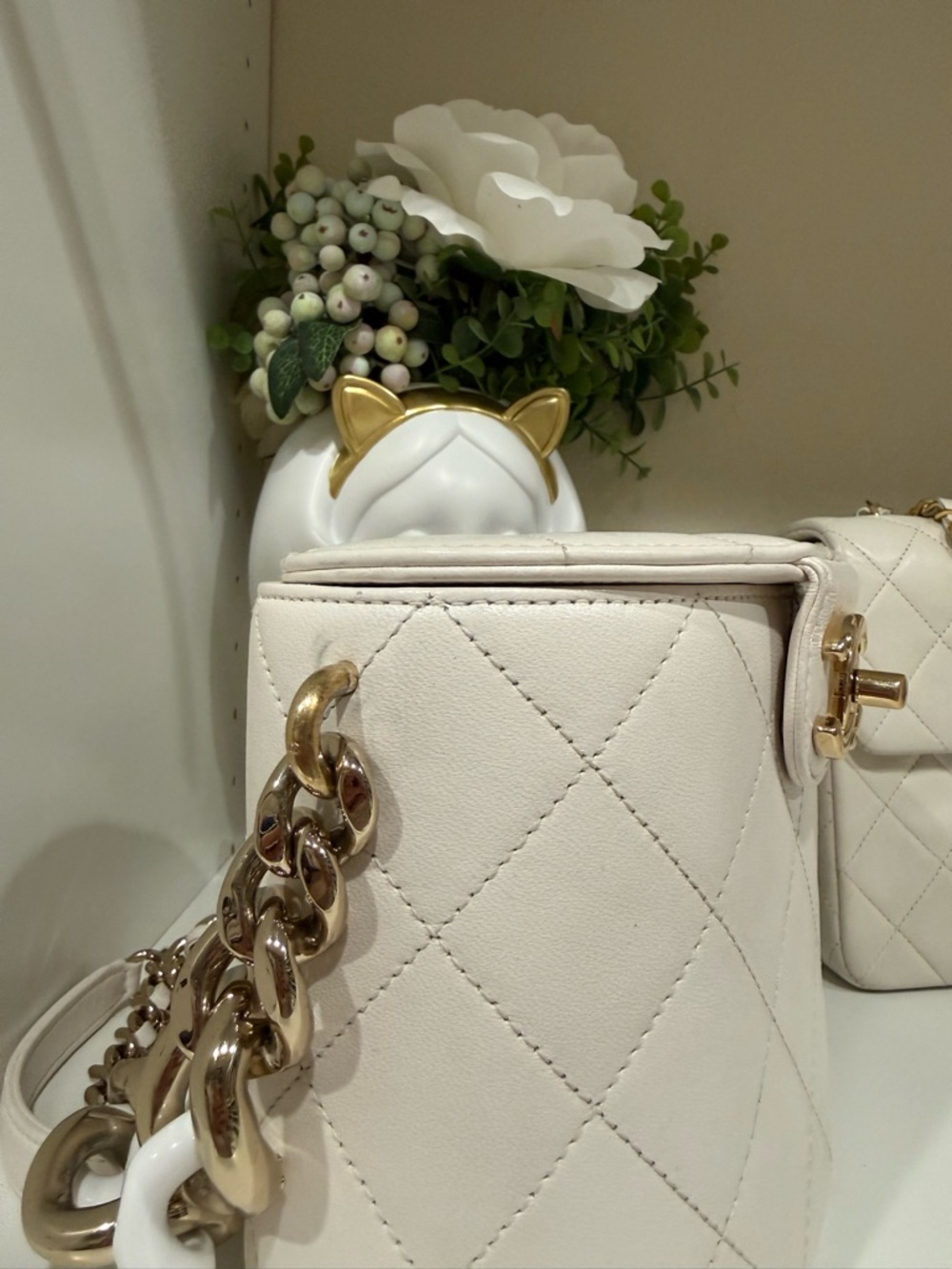Chanel vintage lambskin, vanity case round bucket style with cc Turlock & chain - Picture 14 of 16